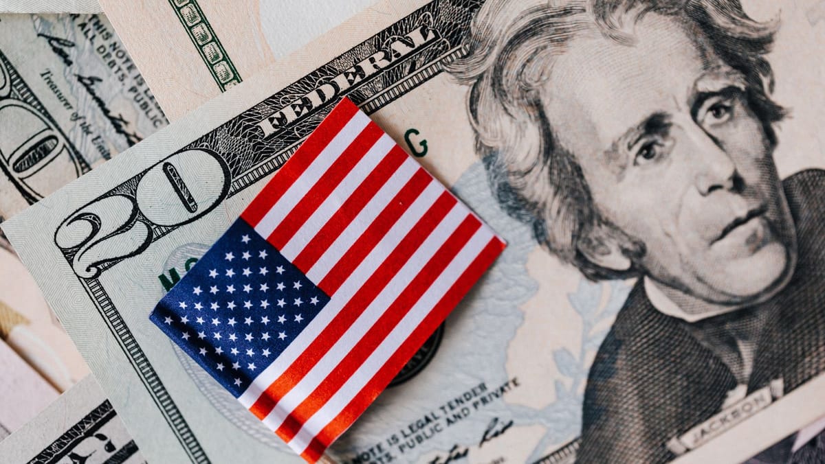 Pentru prima dată în ultimele două luni, dolarul depășește pragul de 17 lei