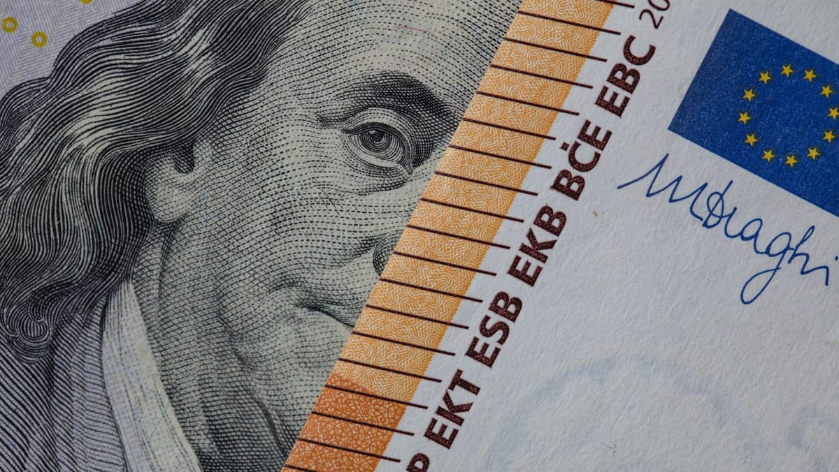 Dolarul se scumpește cu peste zece bani și se apropie de pragul de 19 lei. Cursul stabilit de BNM