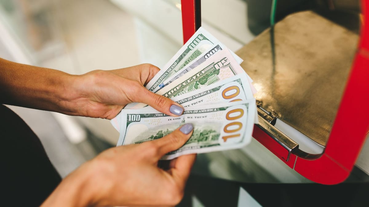 Euro crește, dolarul scade: Cursul valutar pentru 26 ianuarie