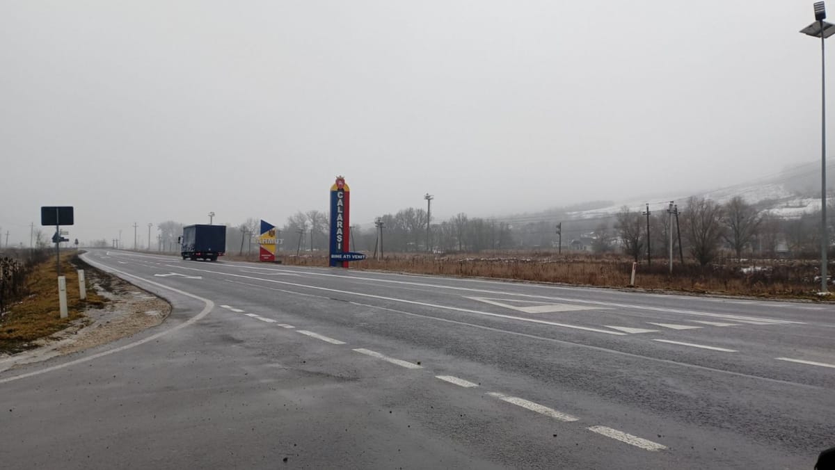 Autoritățile raportează că drumuri blocate nu sunt, dar circulația rămâne dificilă. Poleiul și ceața pun șoferii la încercare