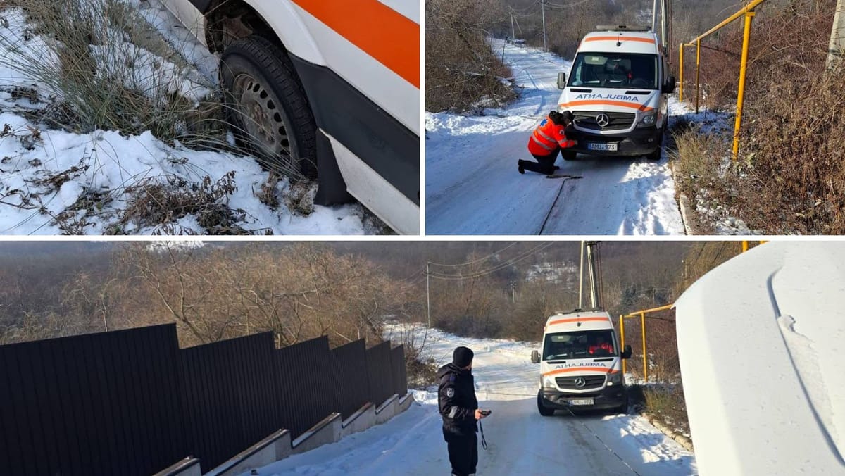Două ambulanțe au fost tractate de salvatori după ce au rămas blocate din cauza ghețușului