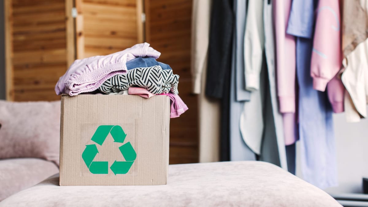 Hainele vechi, colectate separat și reciclate. Din 2028 ar putea apărea centre speciale în orașele din R. Moldova