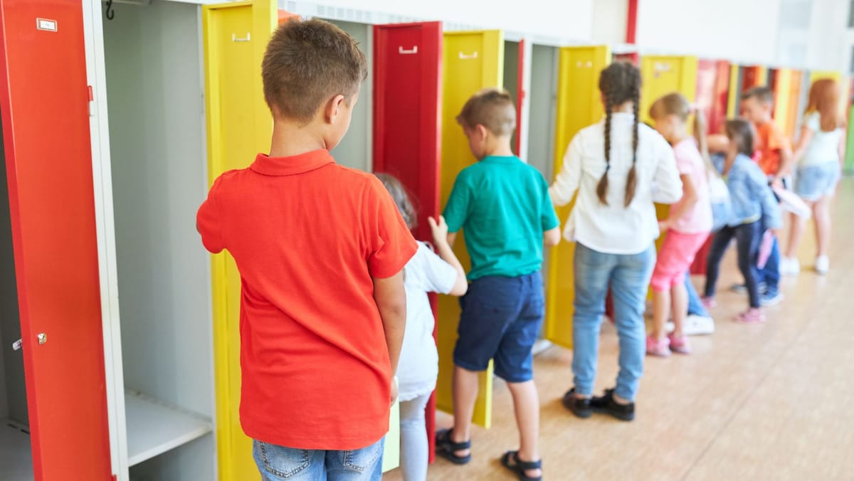 Dulapuri individuale pentru elevii din clasele primare, instalate în toate școlile din Chișinău