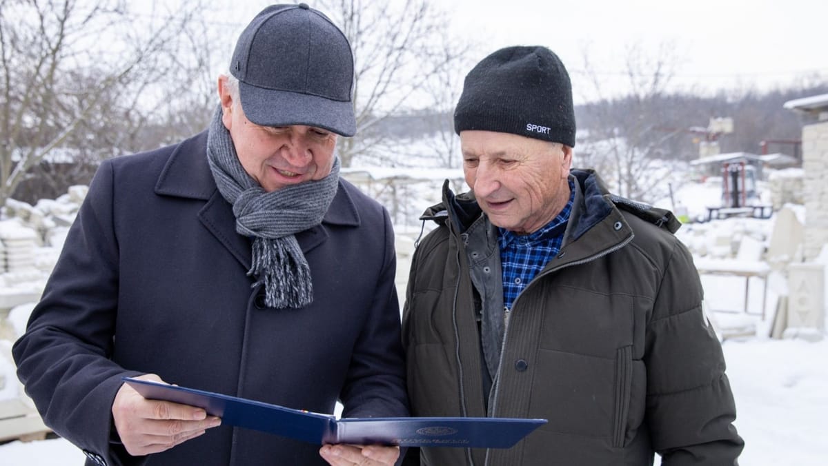 Premierul Alexandru Munteanu a revenit în satul său de baștină și a oferit o diplomă de onoare meșterului pietrar Ion Lozan