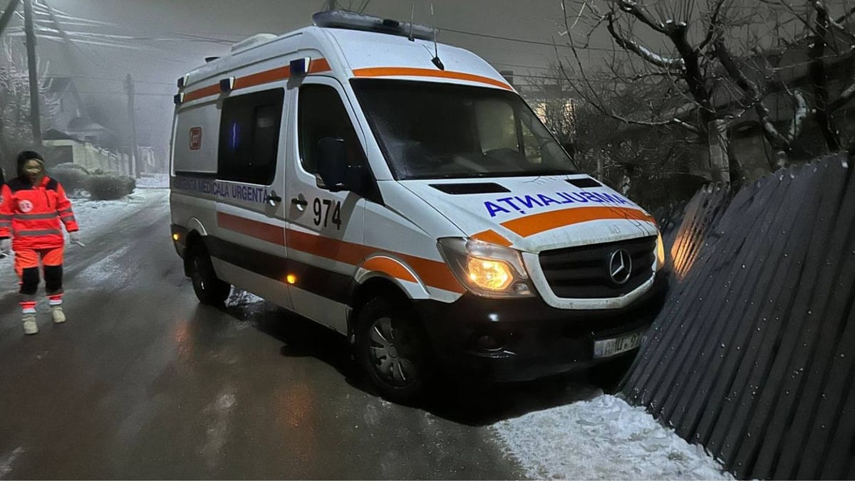 Intervenții în lanț pe traseele din țară, din cauza ghețușului. Salvatorii au intervenit în mai multe situații de risc