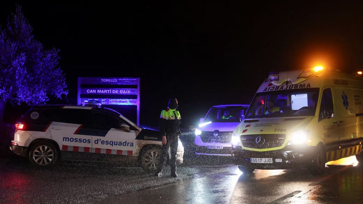 Unt tren a deraiat lângă Barcelona după ploile puternice. Mecanicul a murit, mai mulți pasageri au fost răniți