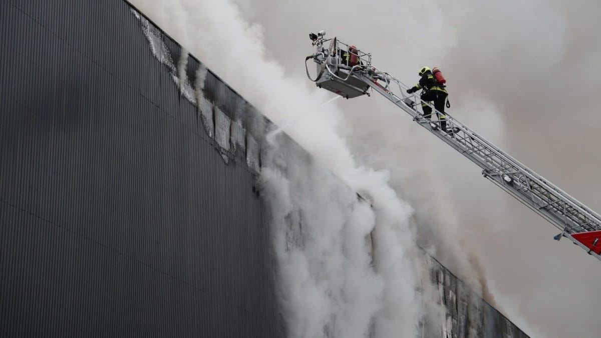 FOTO/ Incendiul de pe strada Mihai Viteazul, lichidat complet: pagube de mii de metri pătrați și bunuri distruse