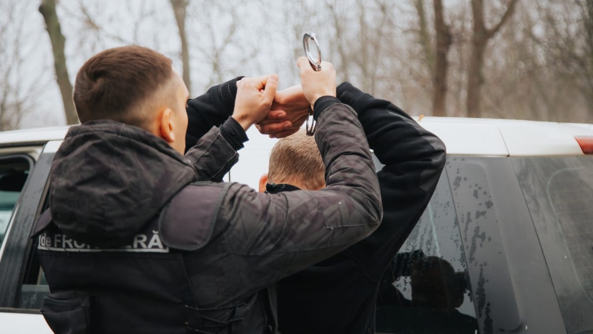 VIDEO/ 10.000 de dolari și treceri clandestine din Ucraina spre R. Moldova: lovitură dată unei rețele de migrație ilegală