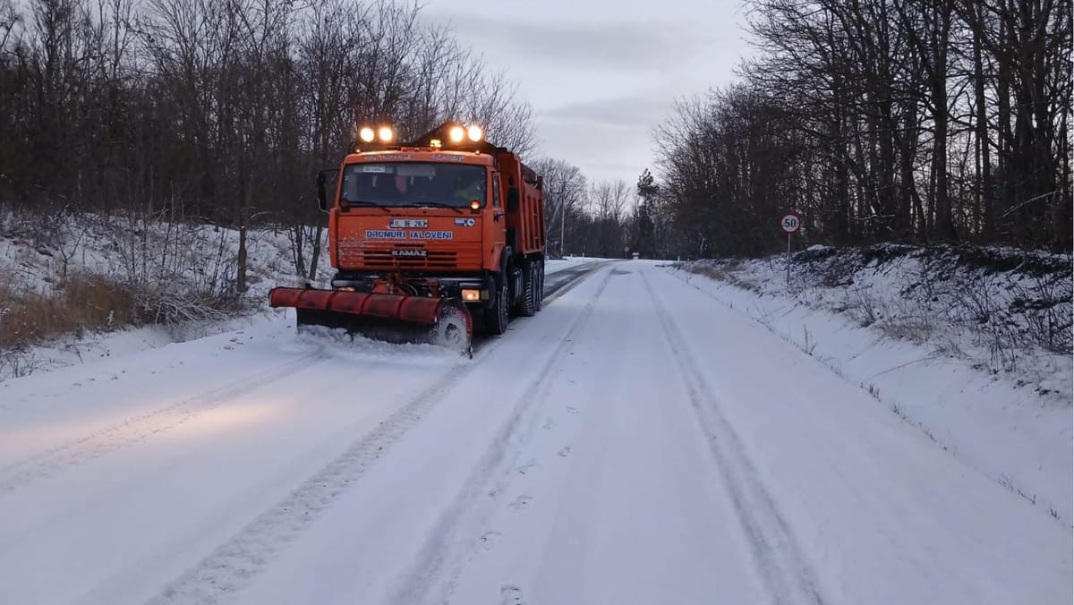 50 de utilaje și 29 de muncitori, mobilizați pe drumurile naționale pe timpul nopții