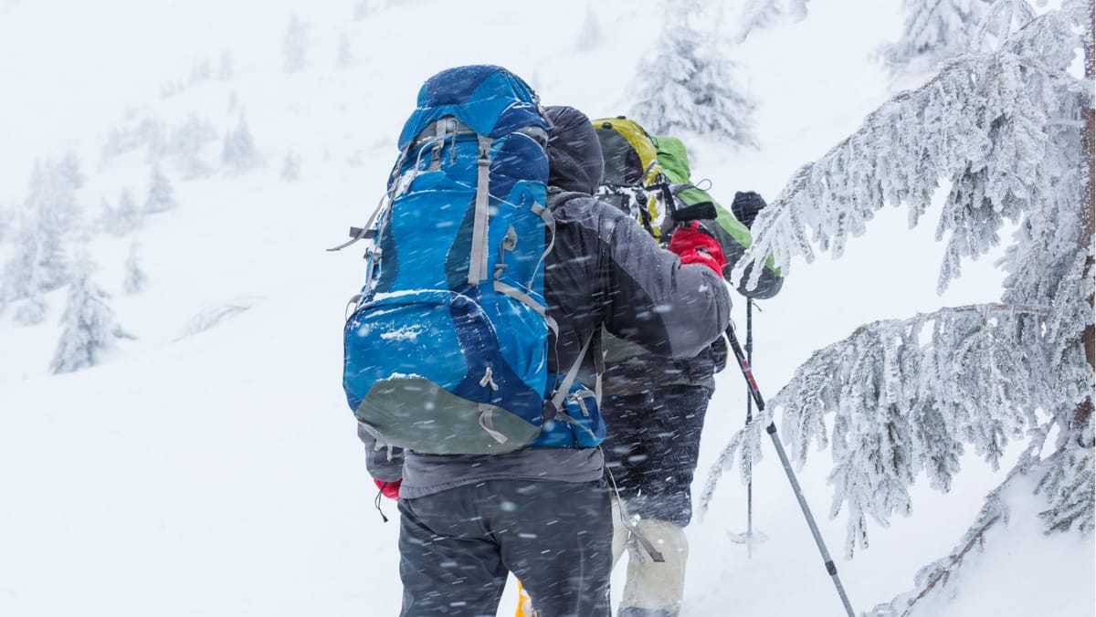 Atenționare pentru moldoveni: risc major de avalanșe în munții României - zonele care trebuie evitate