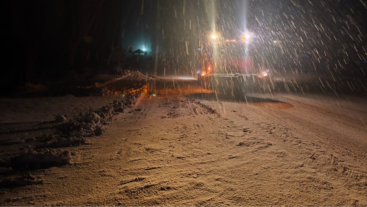 Ninge în nordul țării: 11 echipe și 24 de utilaje au fost mobilizate pe drumurile naționale