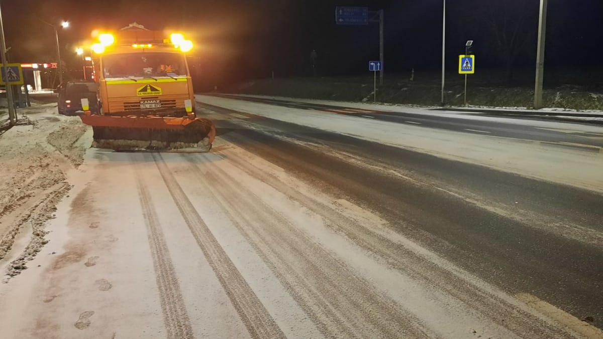 Ninsorile au ținut drumarii pe trasee toată noaptea. Zeci de utilaje au intervenit pe drumurile naționale