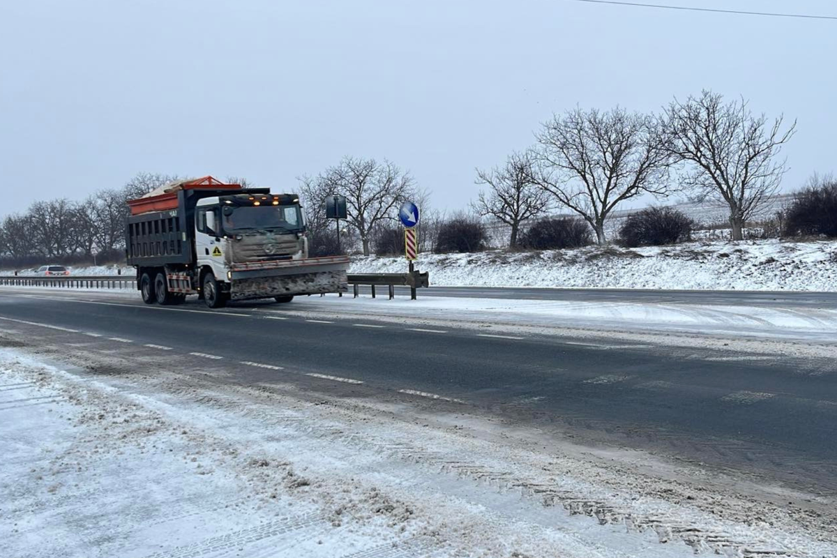 Poleiul și zăpada pun stăpânire pe traseele naționale: peste 750 de tone de sare și nisip împrăștiate în ultimele ore