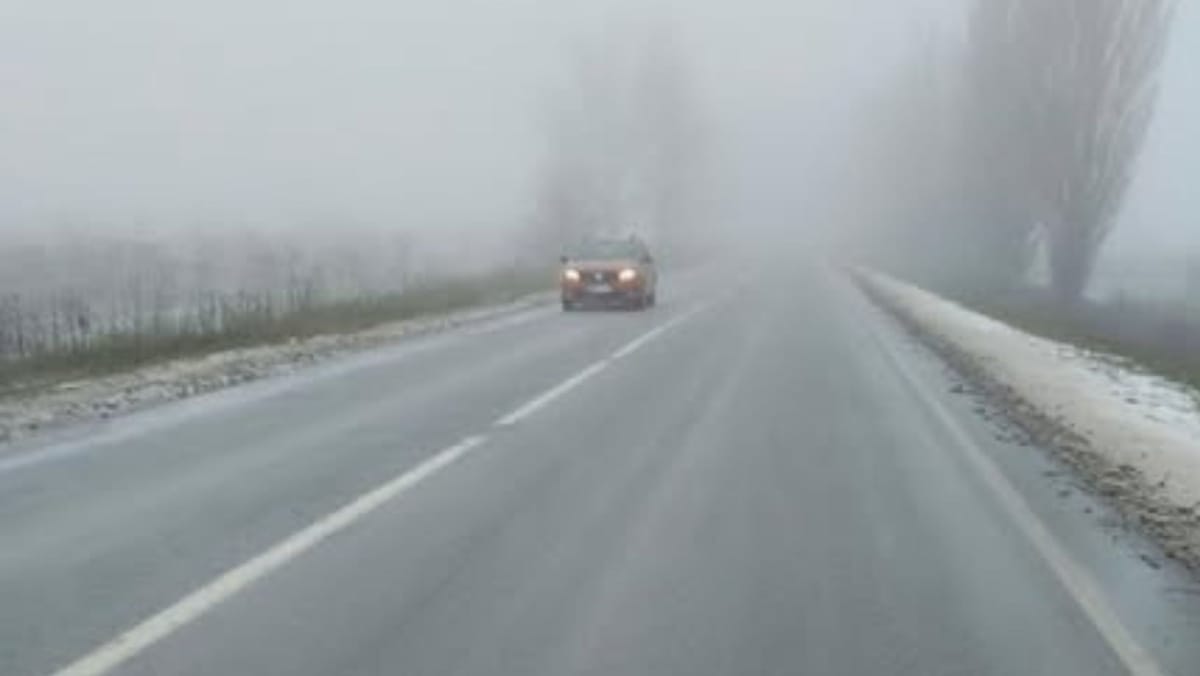 Ceață densă pe drumurile naționale, se circulă în condiții de iarnă: drumarii sunt pregătiți să intervină