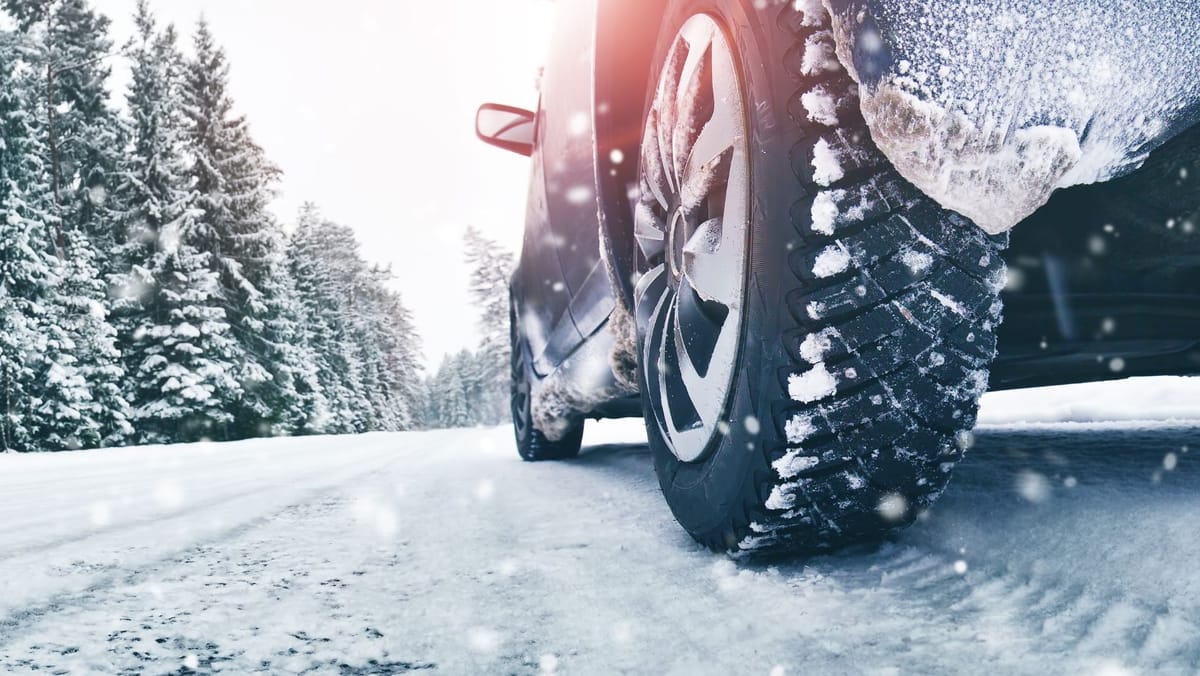 Polei și ninsoare, ghețuș pe șosele: autoritățile monitorizează situația, traficul se desfășoară în condiții de iarnă