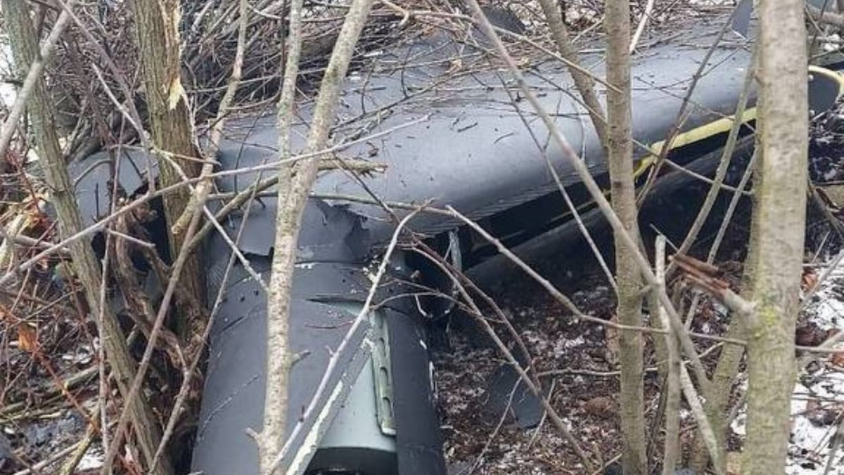 FOTO/ Alertă în localitatea Crocmaz: o dronă de aproximativ 2,5 metri, găsită în grădina unei case nelocuite