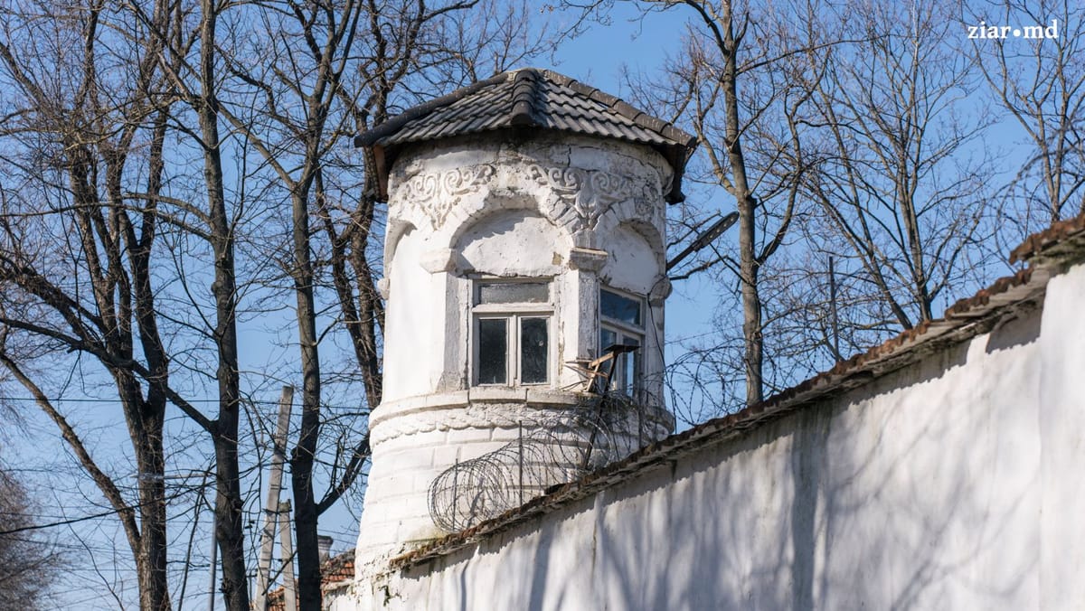 A scăpat de sub escortă! Un deținut de la Penitenciarul nr. 13 este căutat de poliție după ce a fugit