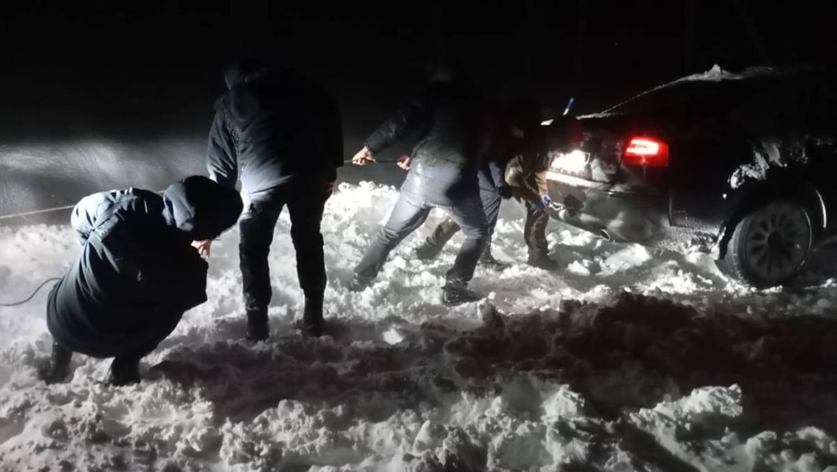 Zăpada a pus stăpânire pe drumuri. Salvatorii, drumarii și polițiștii continuă intervențiile