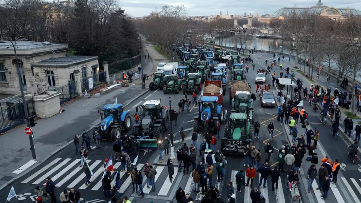 Fermierii francezi au intrat din nou cu tractoarele în Paris și cer oprirea acordului comercial UE-Mercosur