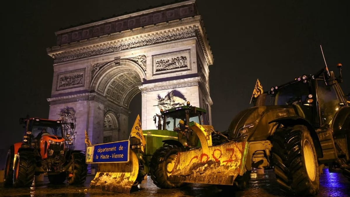 FOTO/VIDEO Franța, paralizată de protestele fermierilor. Tractoarele blochează centrul Parisului și alte regiuni
