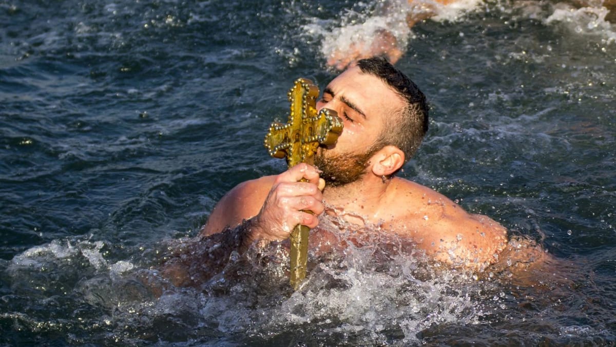 Tradiția de Bobotează nu trebuie să pună vieți în pericol! Scăldatul în râurile Prut și Nistru rămâne interzis