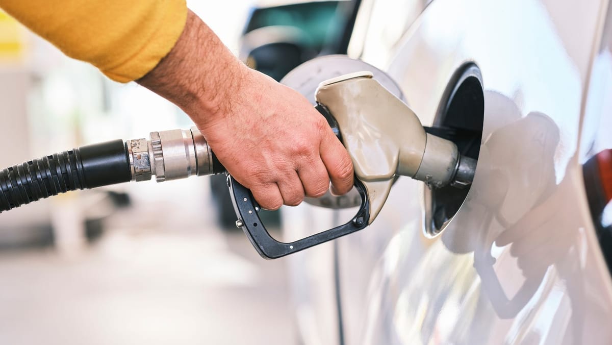 Atenție, șoferi! Carburanții se scumpesc marți: motorina se apropie de 19 lei