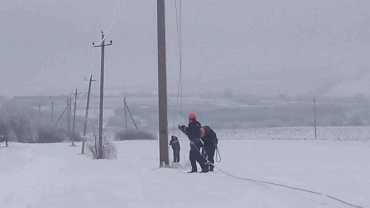 Circa 100 de localități rămân fără energie electrică - peste 15 mii de consumatori sunt afectați de chiciură