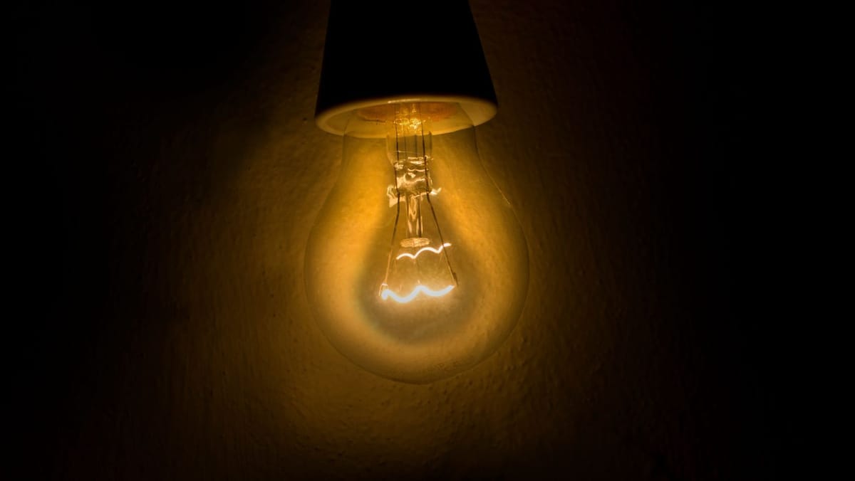 Sute de locuitori rămân în continuare fără energie electrică din cauza vremii - anunțul Ministerului Energiei