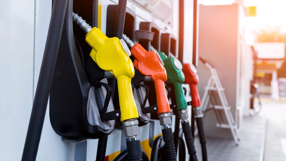 ANRE anunță noile prețuri maxime la carburanți pentru weekend - noi scumpiri