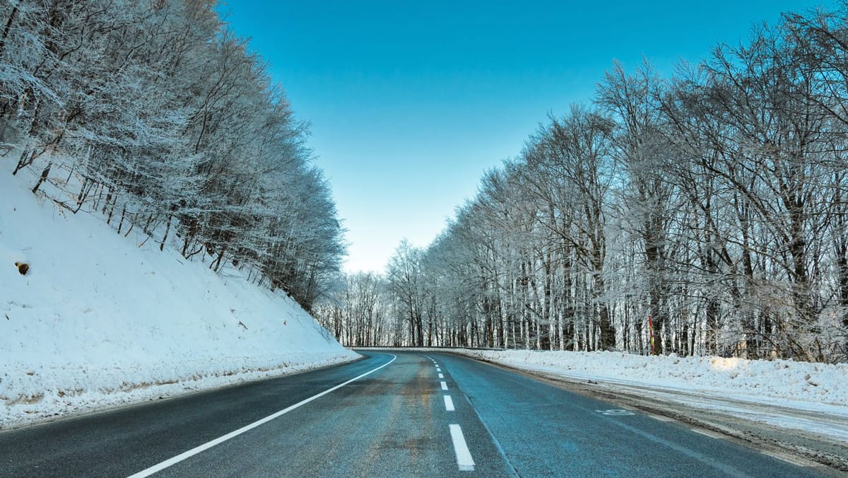 Fără drumuri blocate, însă condițiile meteo impun prudență la volan - cum se circulă pe traseele naționale