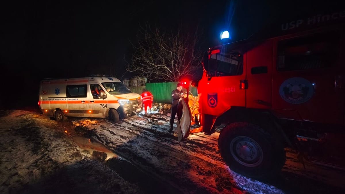 Ambulanțe blocate și vehicule derapate: Salvatorii și pompierii au realizat 35 de misiuni