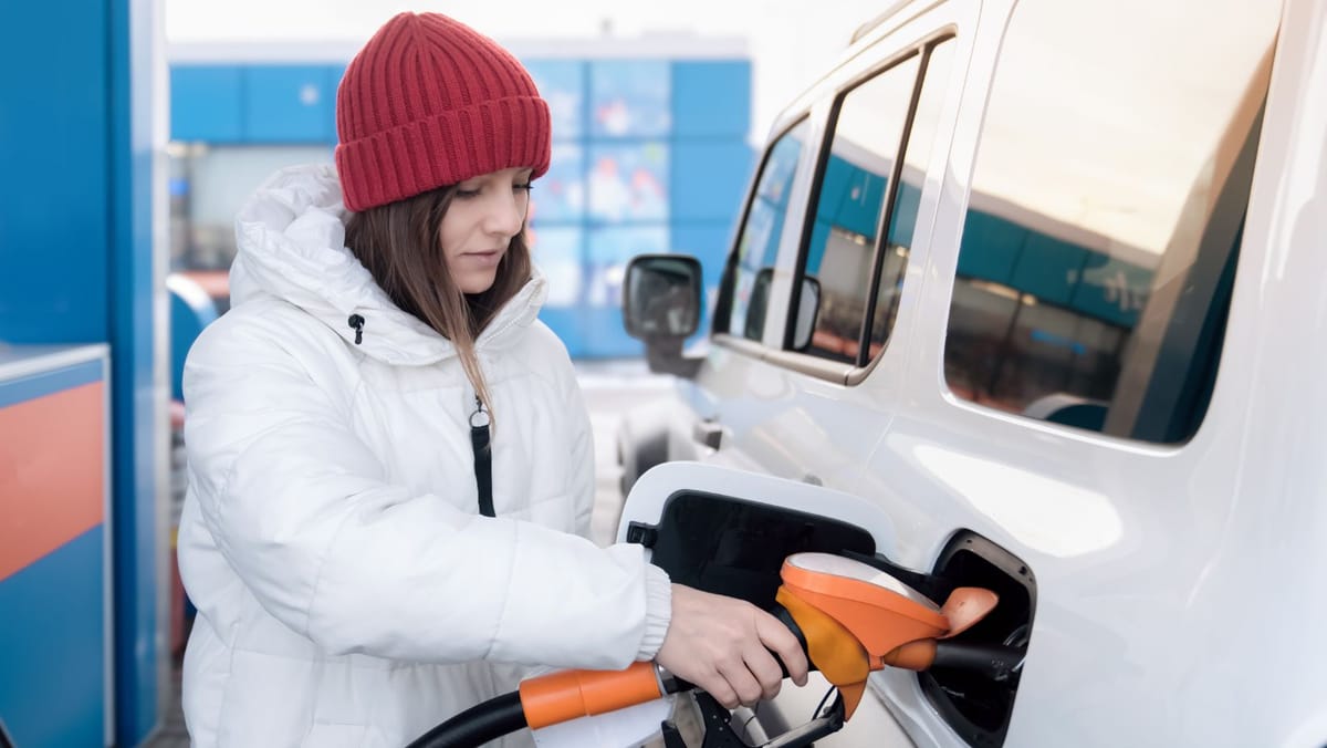 Carburanții se ieftinesc ușor după mai bine de două săptămâni de scumpiri