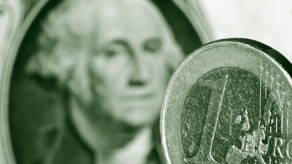 Curs valutar: Euro se scumpește, dolarul se ieftinește