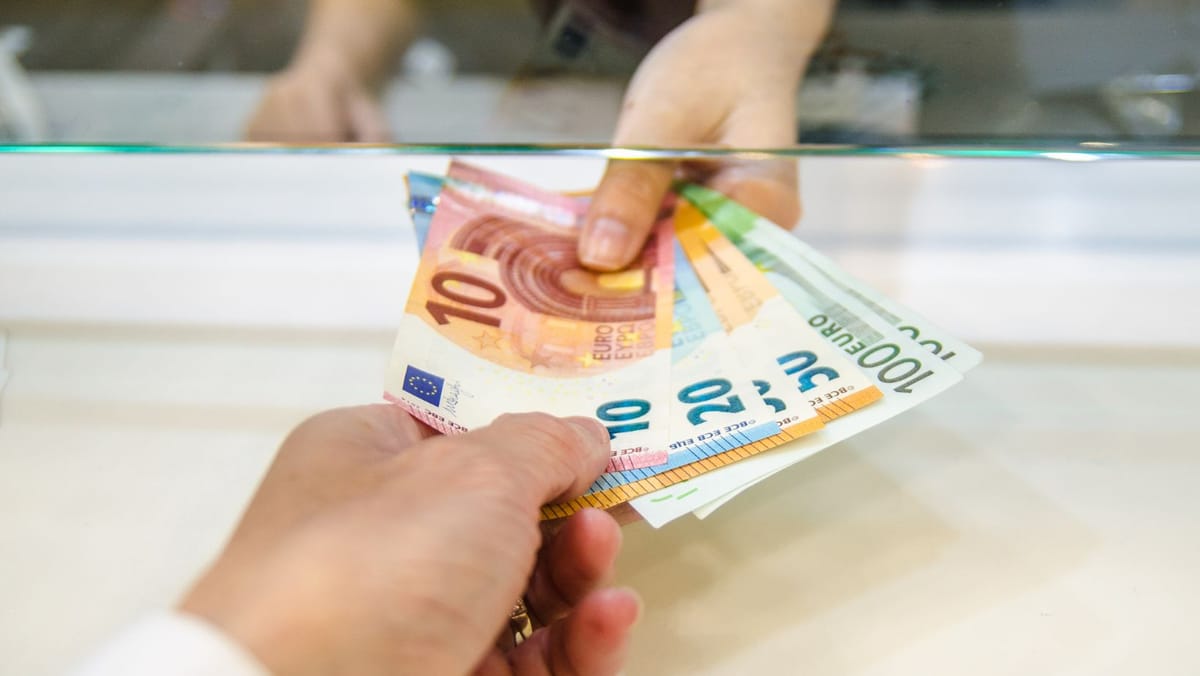 Curs valutar: Cât costă astăzi euro și dolarul