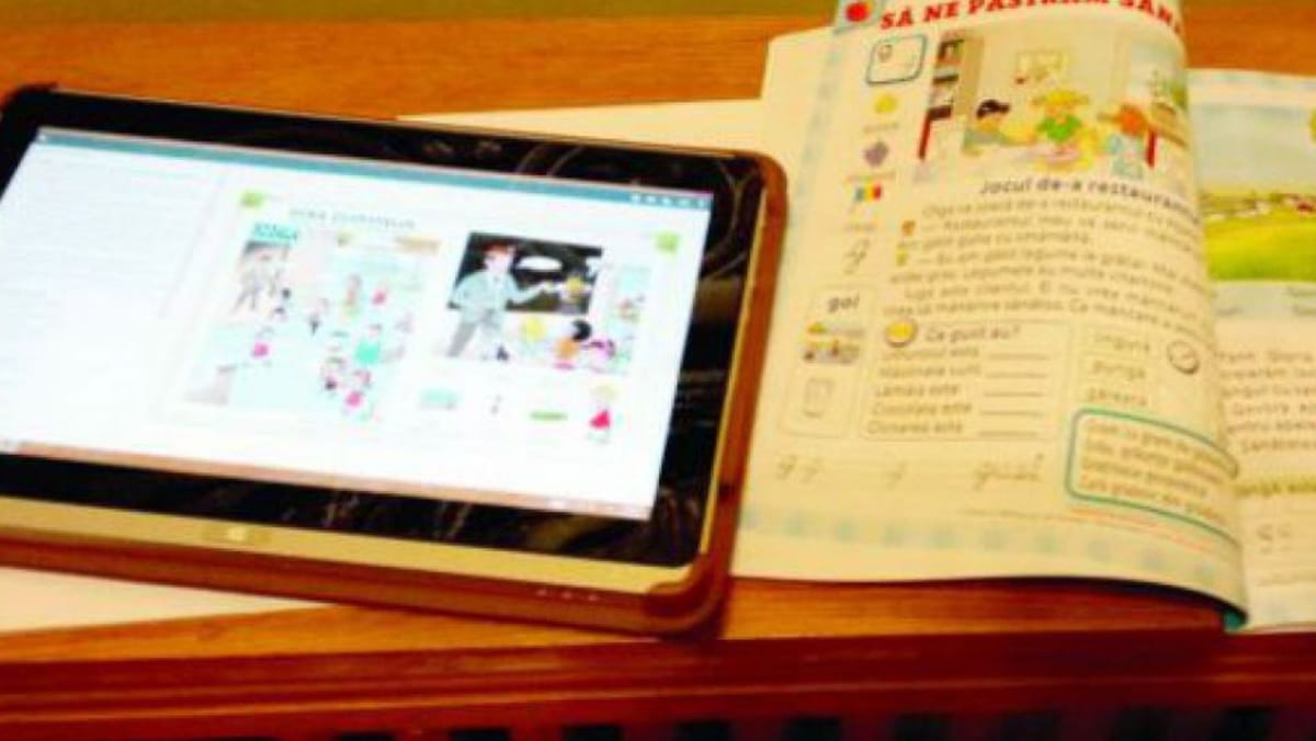 Continuă digitalizarea în învățământ. Elevii pot accesa online mai multe manuale școlare