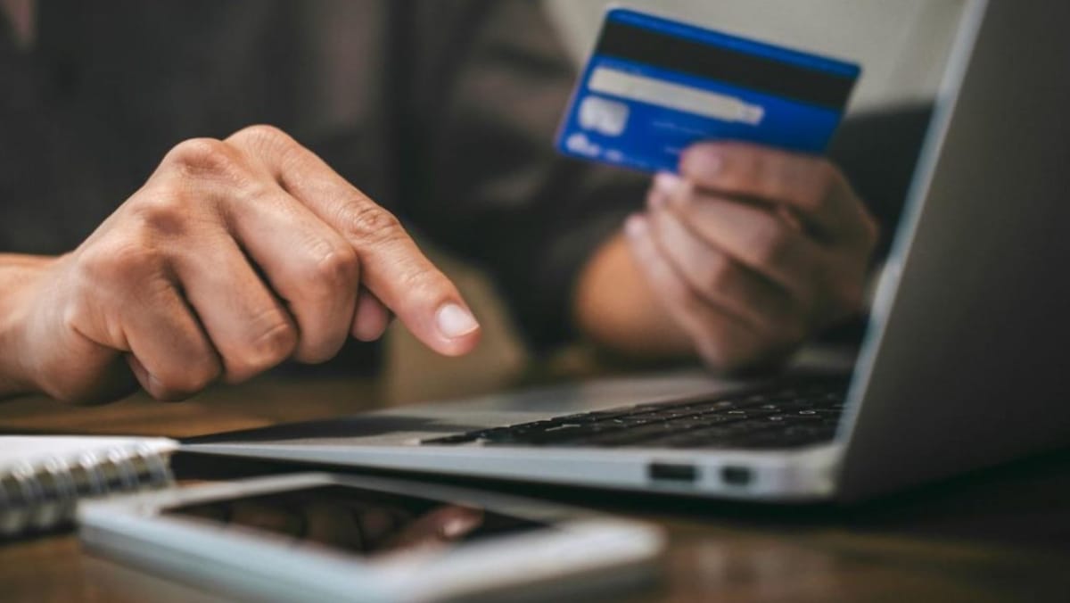 Tot mai multe cazuri de escrocherii online. Iată ce trebuie să știi înainte să trimiți bani sau date bancare