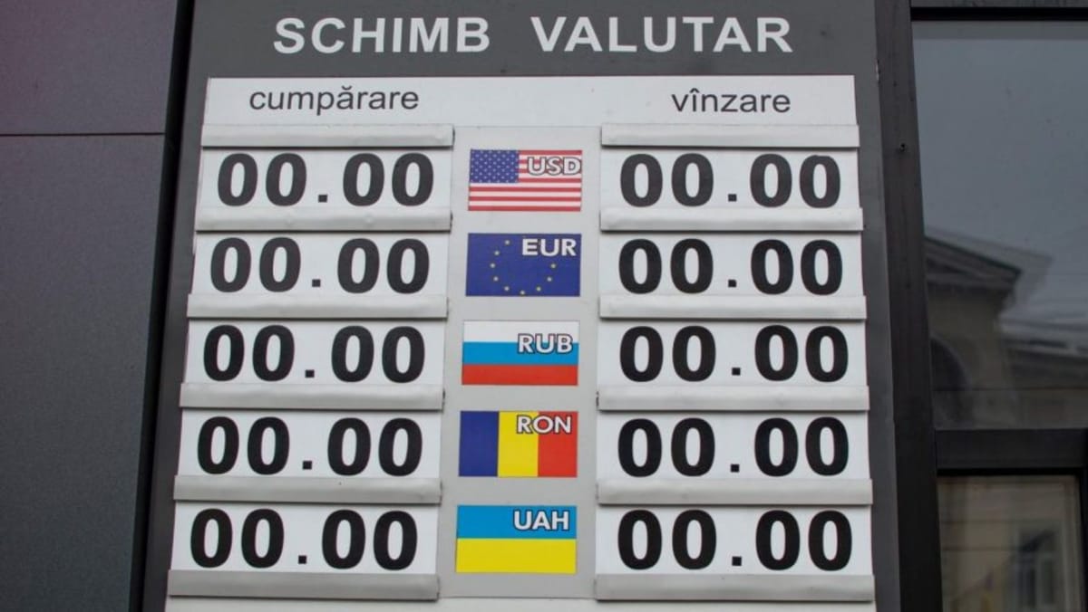 Fluctuații pe piața valutară: Leul pierde teren în fața euro și dolarului