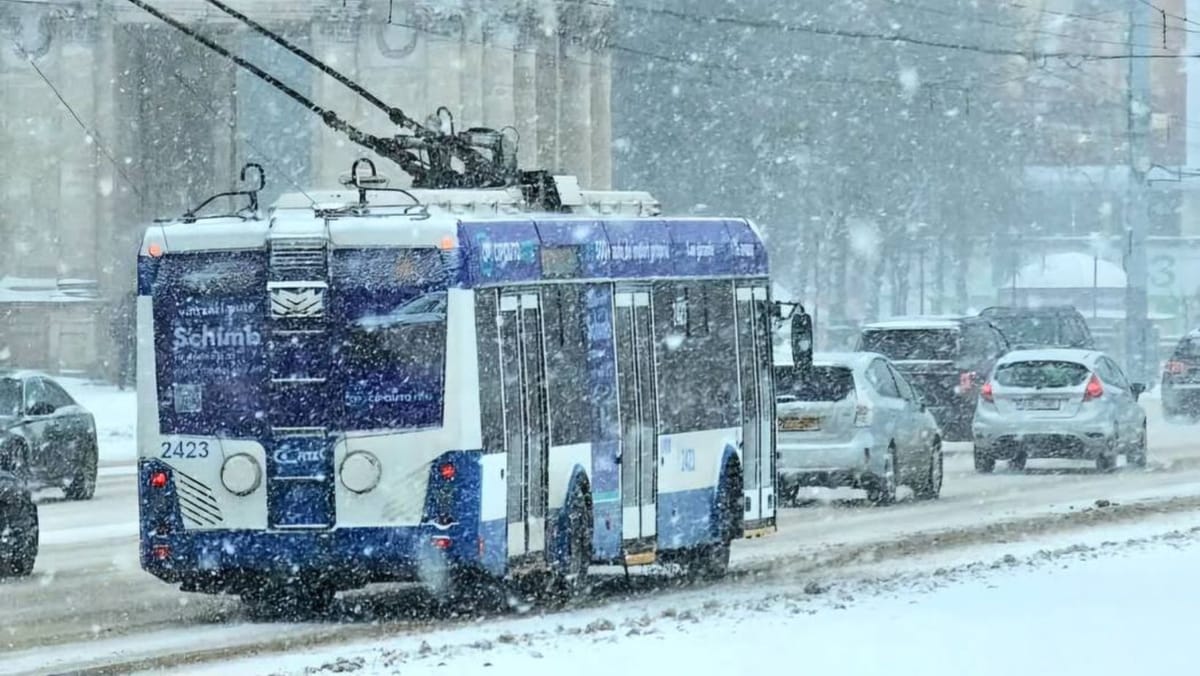 Traseele mai multor rute de troleibuz și autobuz din capitală au fost modificate din cauza  ninsorii abundente