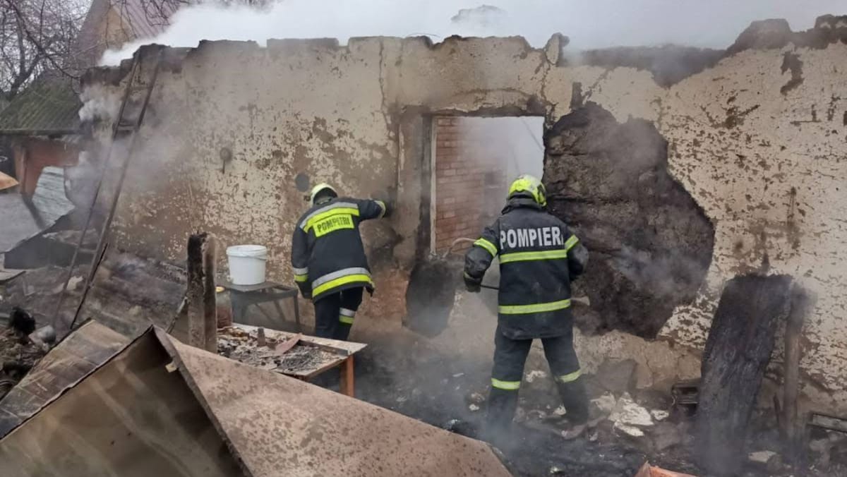 FOTO/ Incendiul din localitatea Ulmu, lichidat în condiții extrem de dificile. Locuința a fost distrusă în totalitate