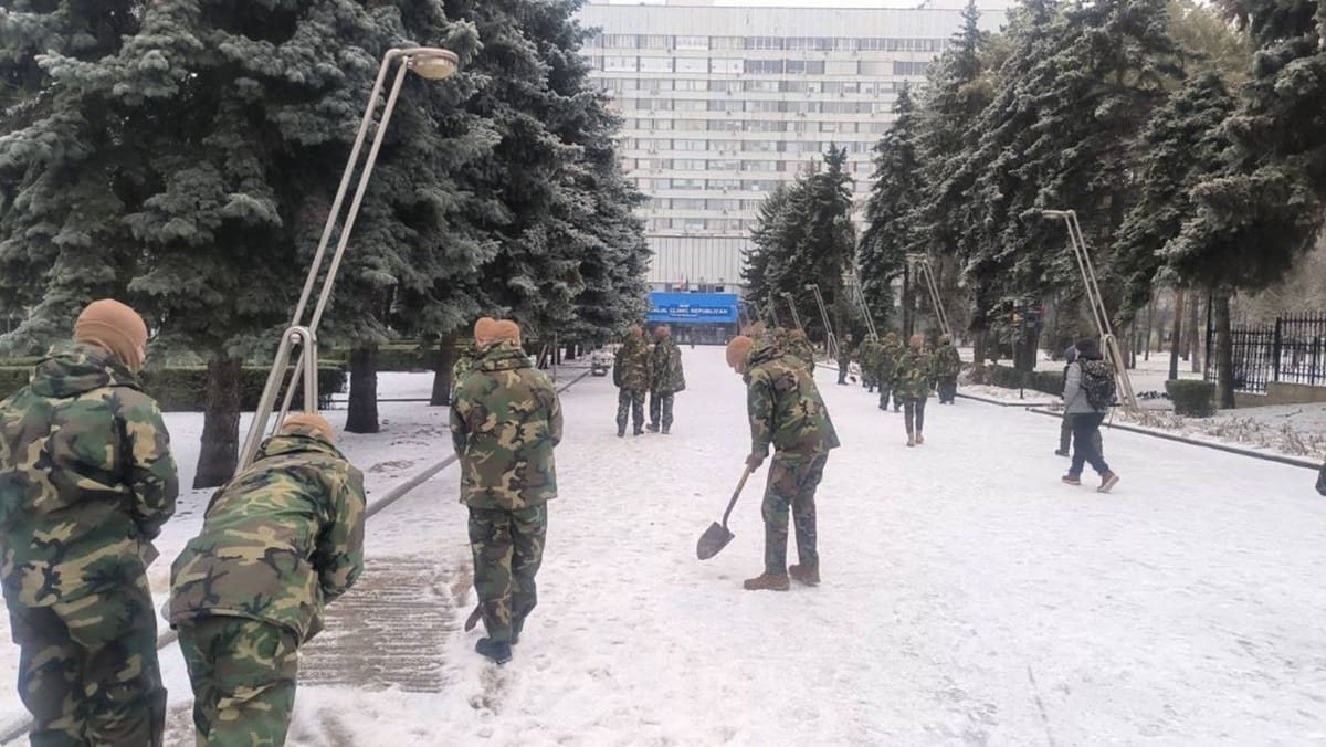 FOTO/ Militarii Armatei Naționale intervin în mai multe sectoare ale capitalei