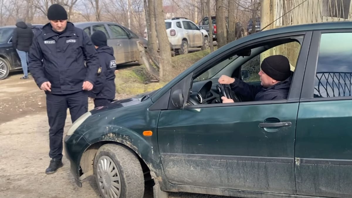 VIDEO/ Deputatul Sergiu Stefanco a intrat într-o parcare specială din Cahul și a scos mașina sechestrată a unui fermier