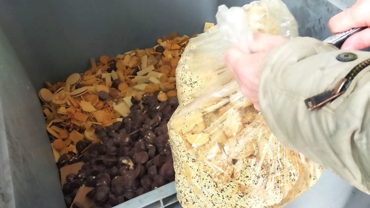 FOTO/ Peste 2.000 de kilograme de biscuiți neconformi, retrase din comerț