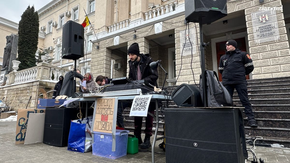 Rave protest în fața clădirii MAI. Manifestanții au venit să apere cultura alternativă și muzica electronică