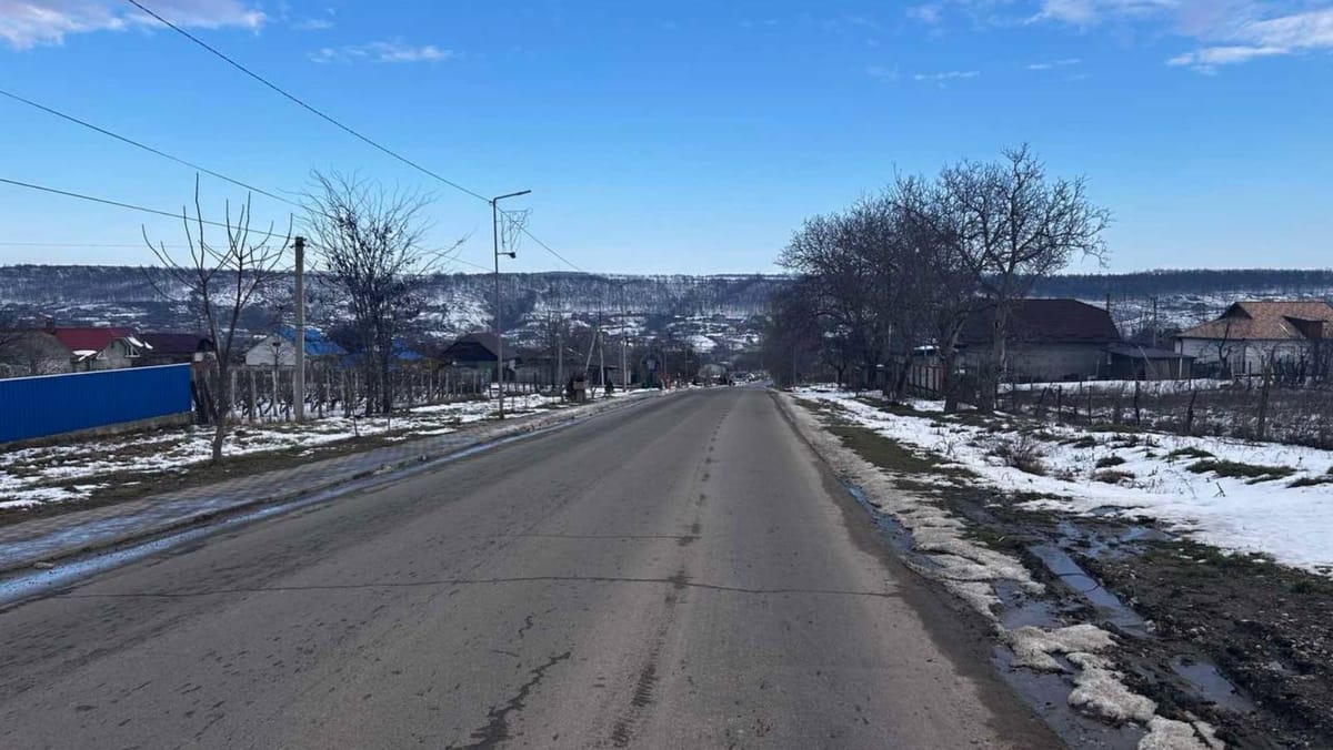 Traseele naționale sunt practicabile. Drumarii au intervenit cu peste 200 de tone de material antiderapant