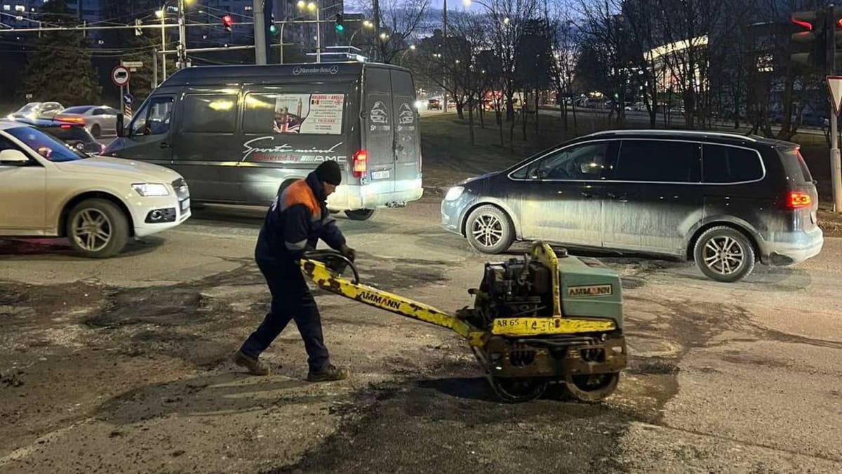 Reabilitarea drumurilor din capitală, în plină desfășurare. Muncitorii lucrează de la primele ore ale dimineții