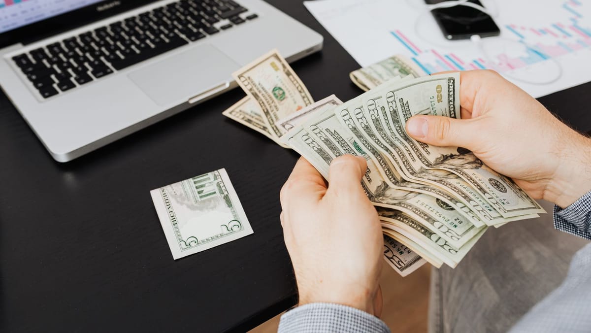 Euro și dolarul cresc ușor. Cursul valutar stabilit de BNM pentru astăzi