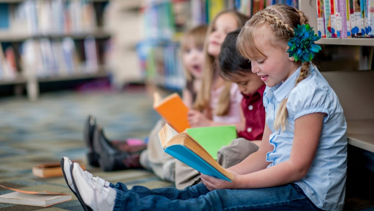 VIDEO/ Ziua Lecturii este marcată prin donații de cărți. Premierul: „Citiți, dăruiți o carte, încurajați copiii...”