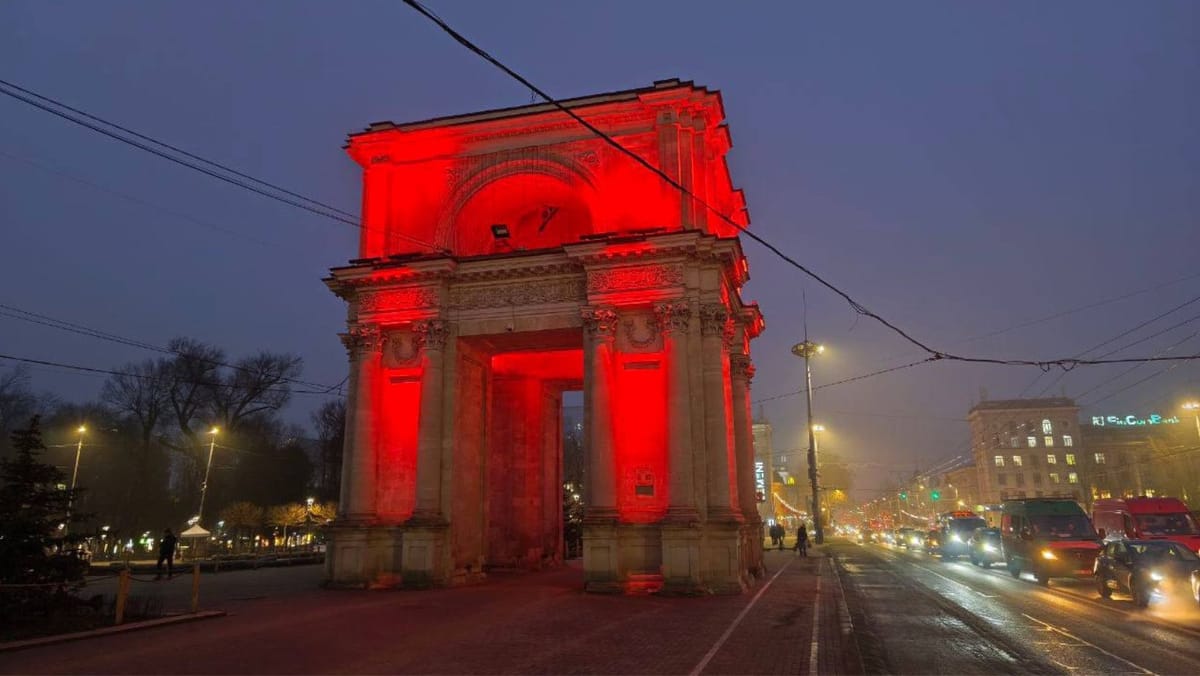 Arcul de Triumf din Chișinău, iluminat în roșu de Anul Nou Chinezesc