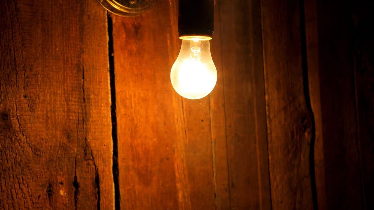 Lumina s-ar putea scumpi. Premier Energy și FEE Nord au depus oficial cereri de majorare a tarifelor la ANRE