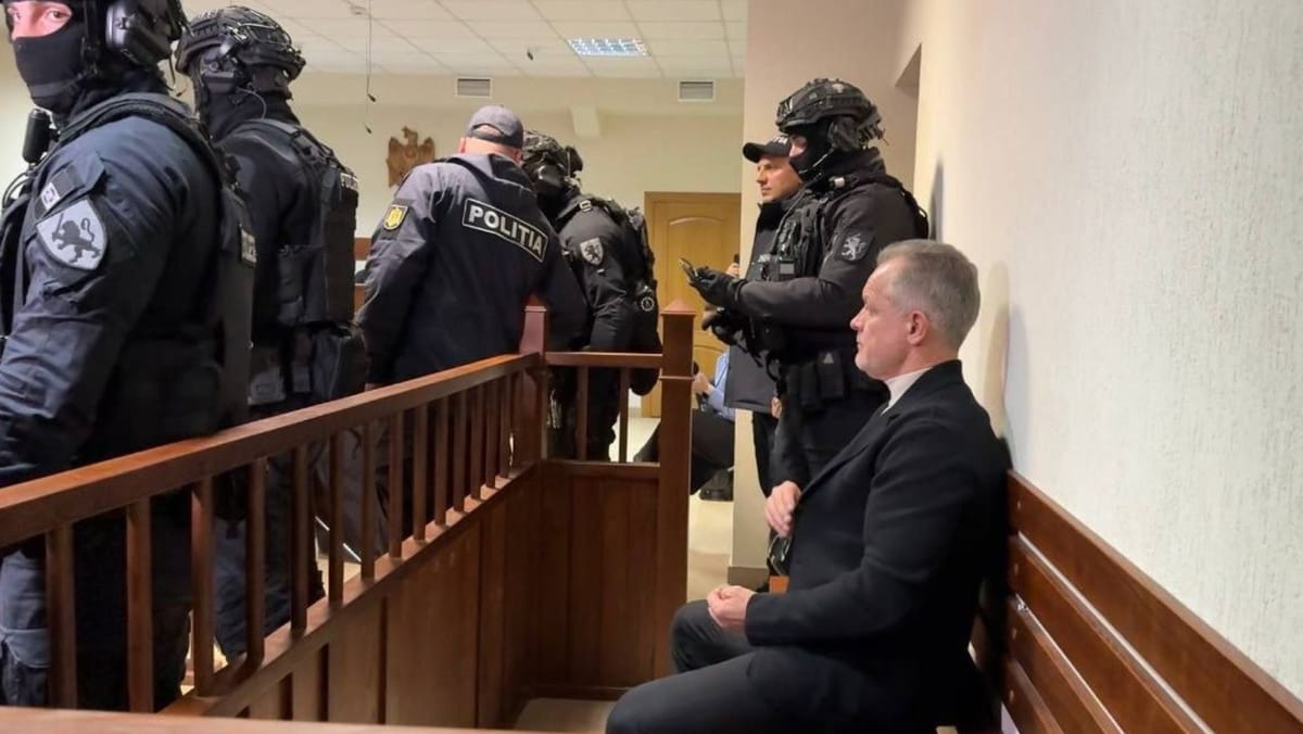 VIDEO/ Vladimir Plahotniuc, adus silit la ședința din dosarul „sacoșa neagră”. A refuzat să facă declarații în instanță